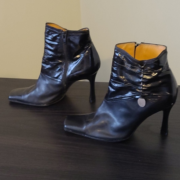 Ladies genuine black leather Italian boots - Picture 2 of 4